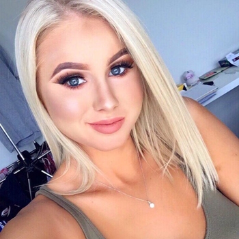 Pinkblondy, vrouw (21 jaar) wilt contact in Overijssel