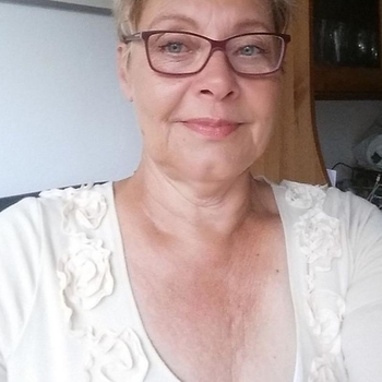 66 jarige vrouw zoekt contact voor sex in Den-Haag (Zuid-Holland)