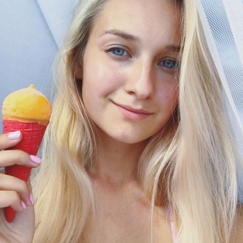 Iceque, vrouw (21 jaar) wilt contact in Limburg