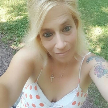 60 jarige vrouw uit Utrecht zoekt man. Wil jij een sexdate met Tatouie? Maak snel je profiel gratis aan en maak contact!