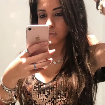 Mhoi, vrouw (21 jaar) wilt contact in Zuid-Holland